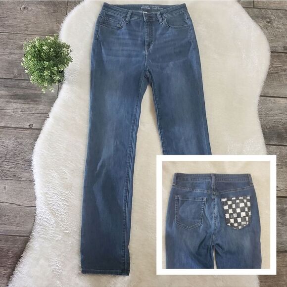 Amazon Essentials Straight Leg Jeans, Black & White Checks on Back Pocket Size 8 - Picture 1 of 8